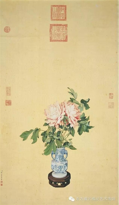 郎世宁《瓶花图》画了更稀罕的东西:并蒂牡丹.